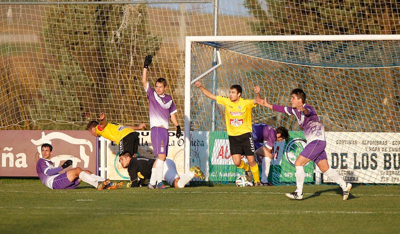 Partido de fútbol entre el Becerril y La Bañeza (1-4)