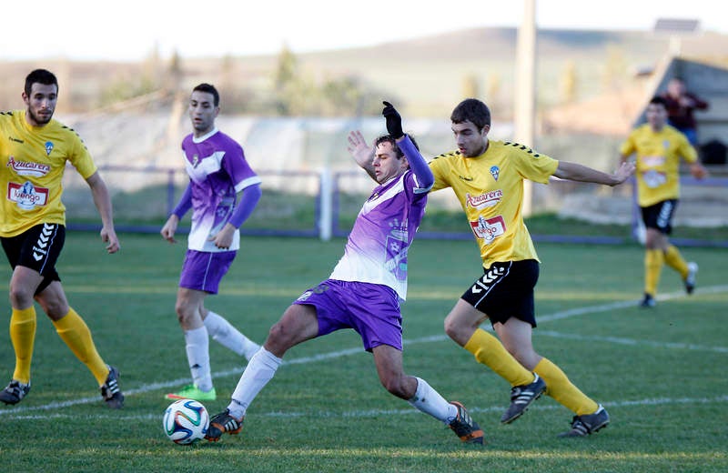 Partido de fútbol entre el Becerril y La Bañeza (1-4)