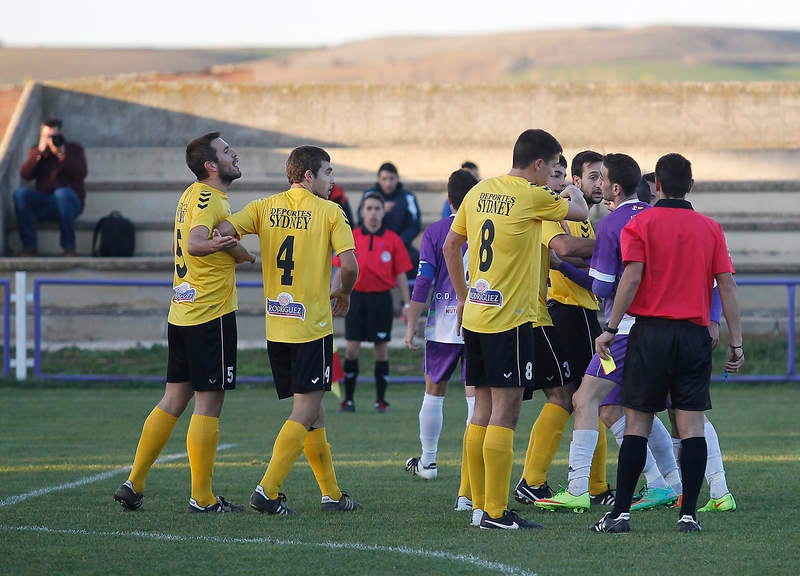 Partido de fútbol entre el Becerril y La Bañeza (1-4)