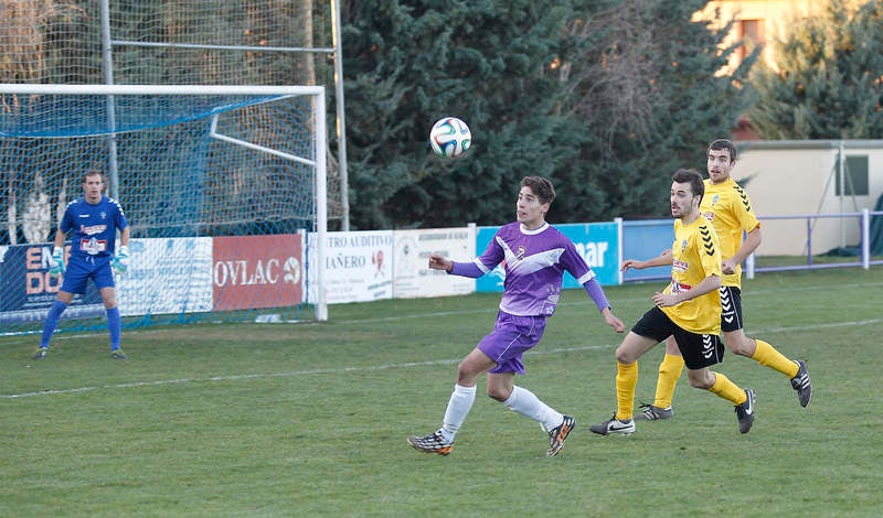 Partido de fútbol entre el Becerril y La Bañeza (1-4)