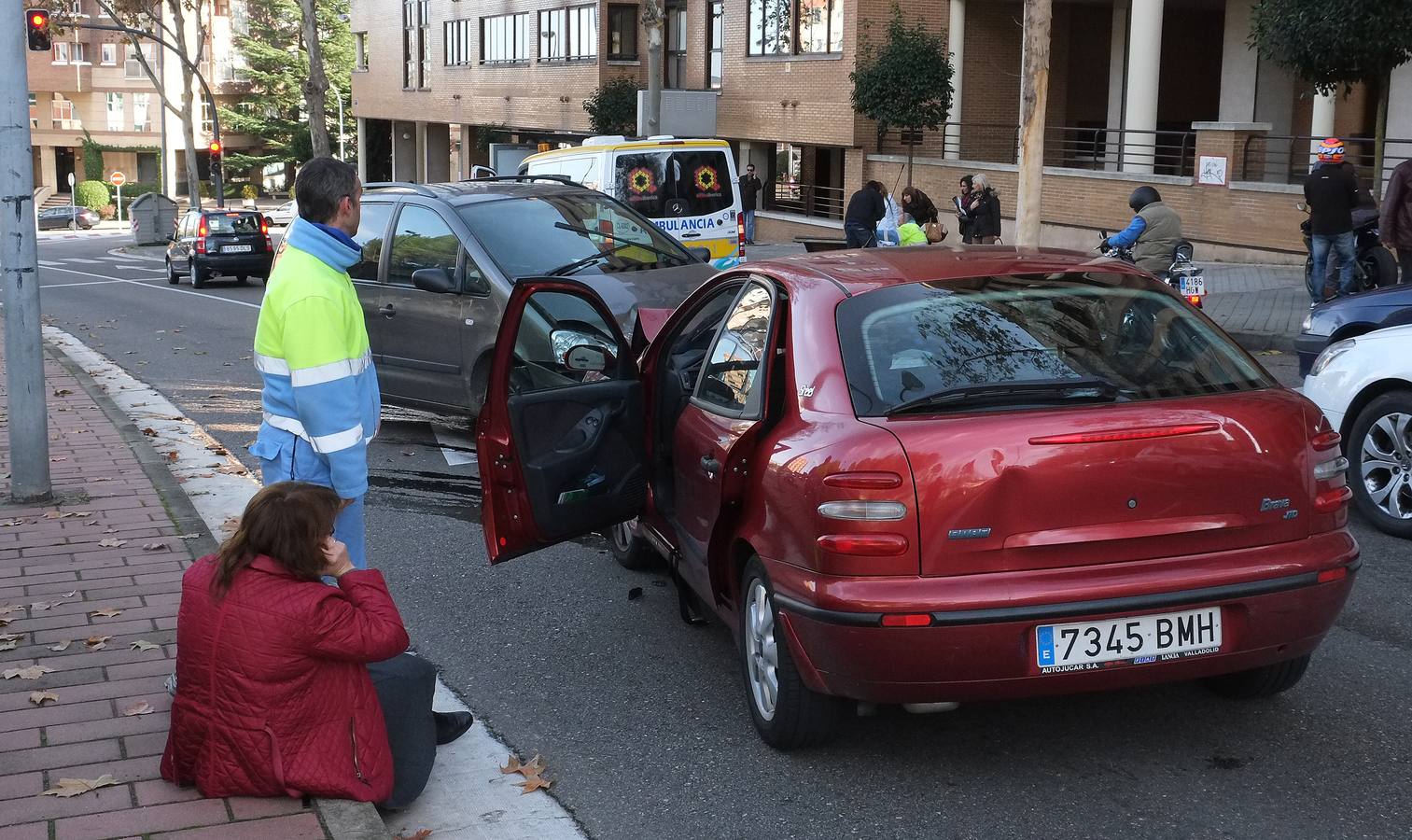 Colisión frontal entre dos turismos en Parquesol (Valladolid)