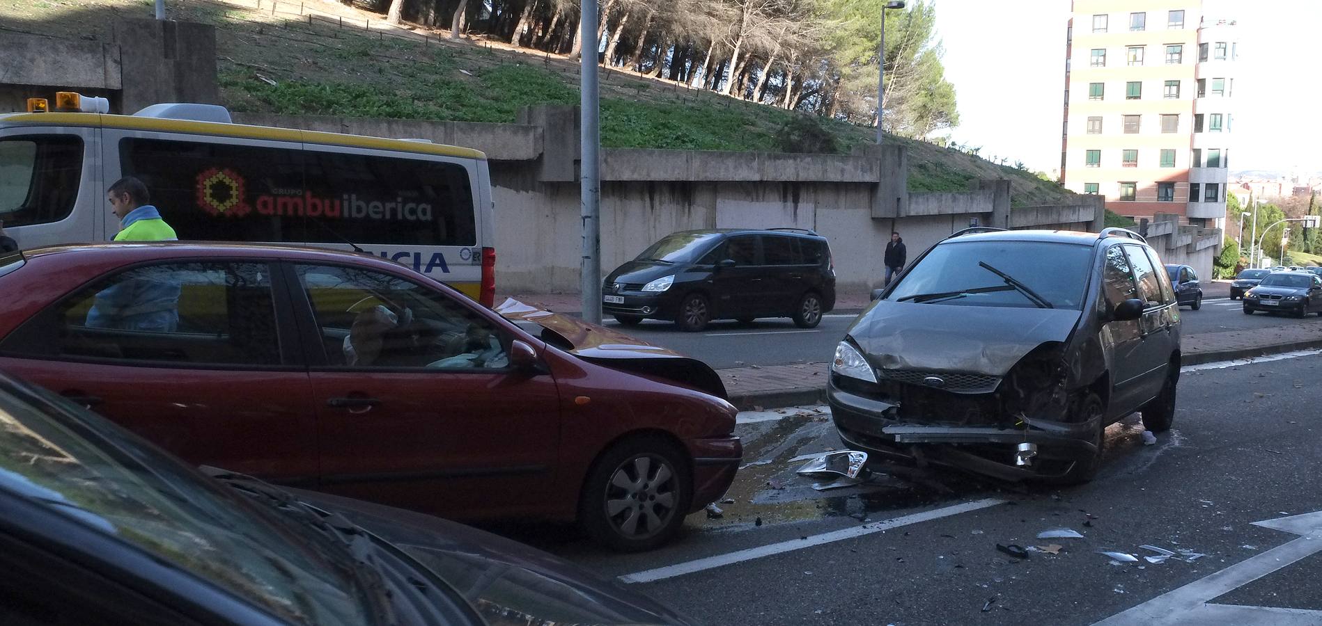 Colisión frontal entre dos turismos en Parquesol (Valladolid)