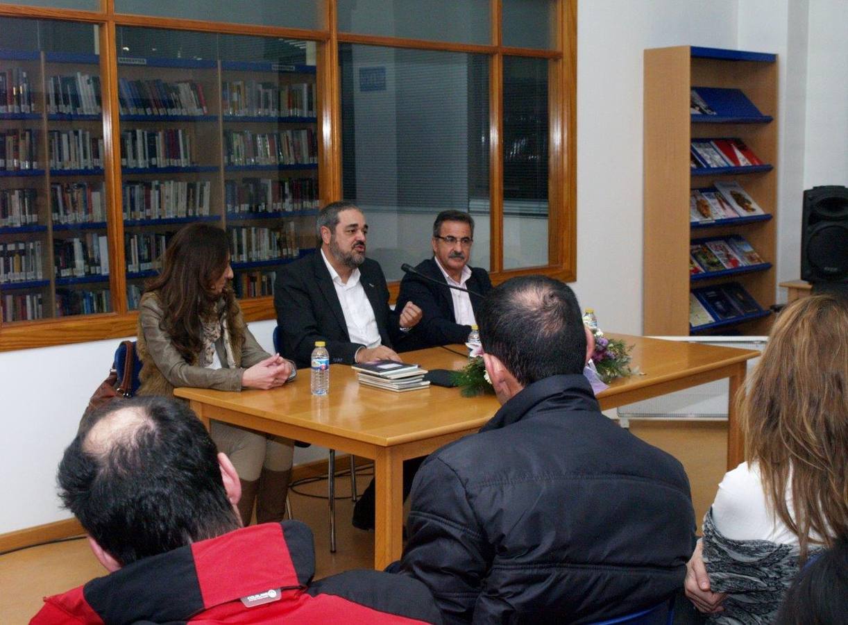 Encuentro poético-literario de Carlos Aganzo en la biblioteca de Íscar
