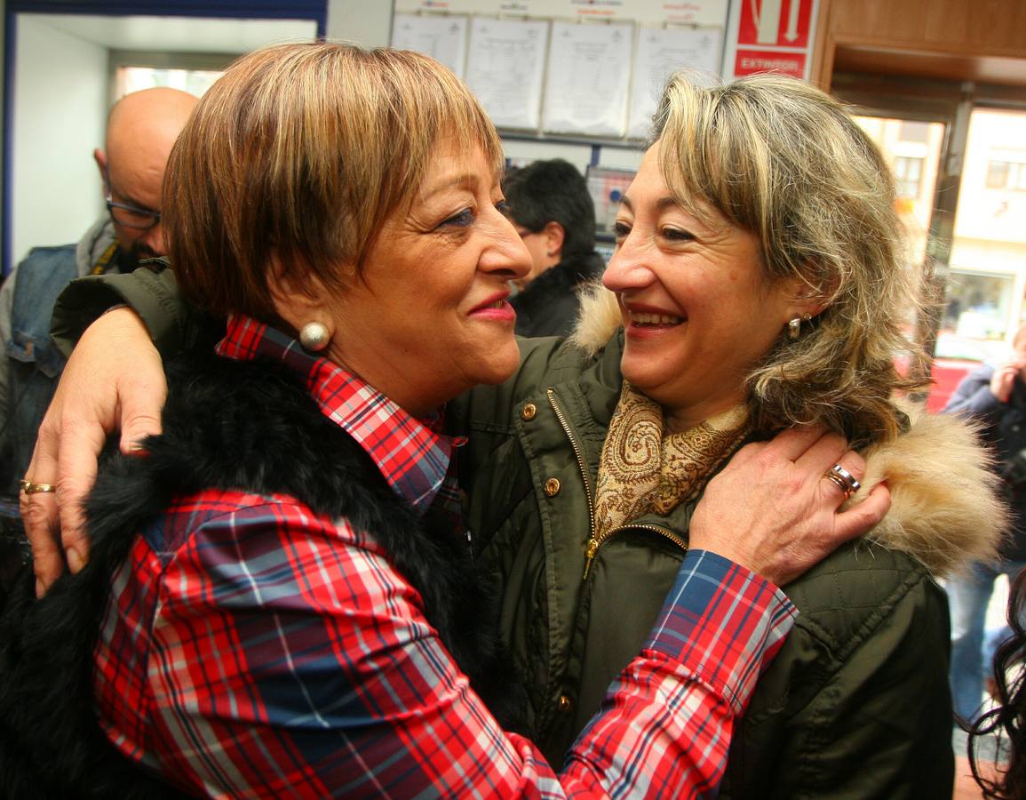 Ponferrada (León). El estanco del barrio ponferradino de Cuatrocientos reparte parte del segundo premio.