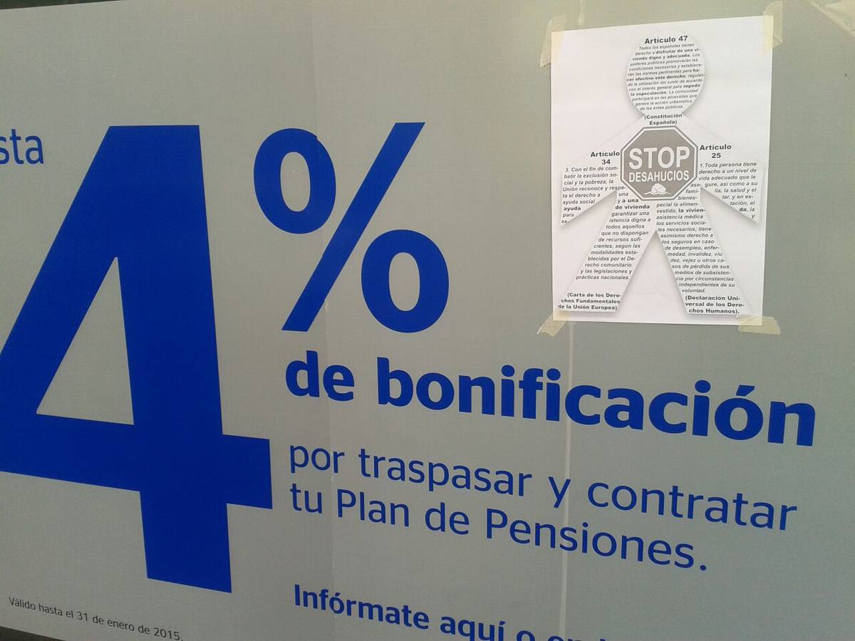 Stop Desahucios empapela los bancos de Valladolid