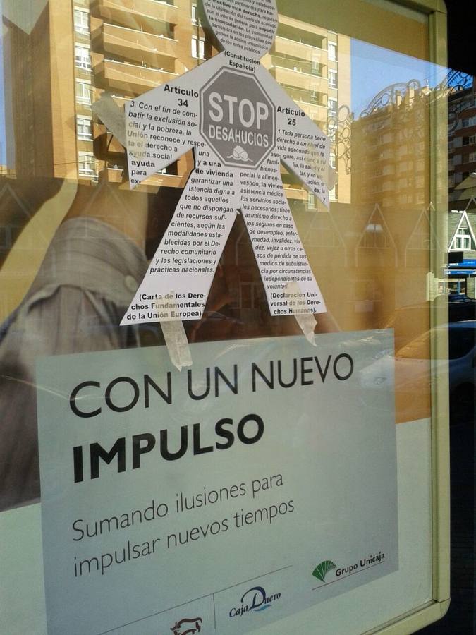 Stop Desahucios empapela los bancos de Valladolid