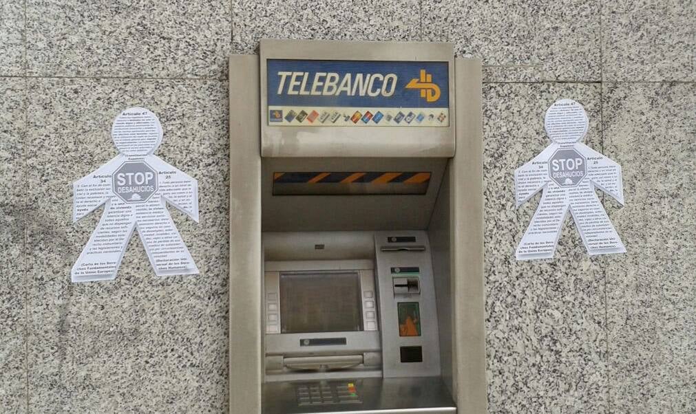 Stop Desahucios empapela los bancos de Valladolid