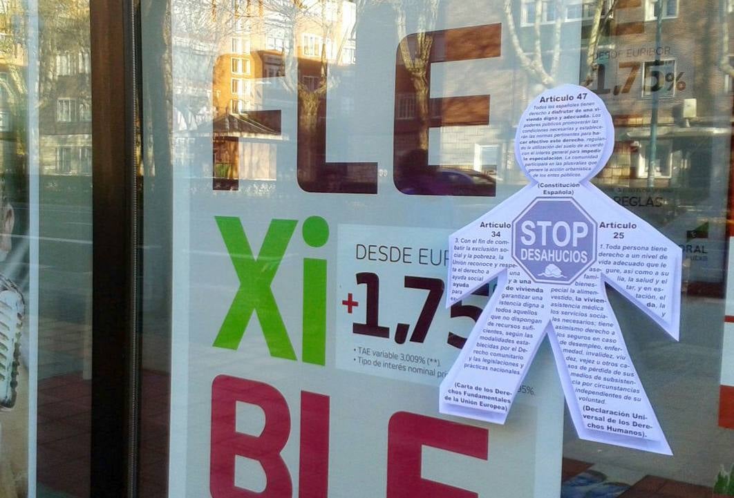 Stop Desahucios empapela los bancos de Valladolid