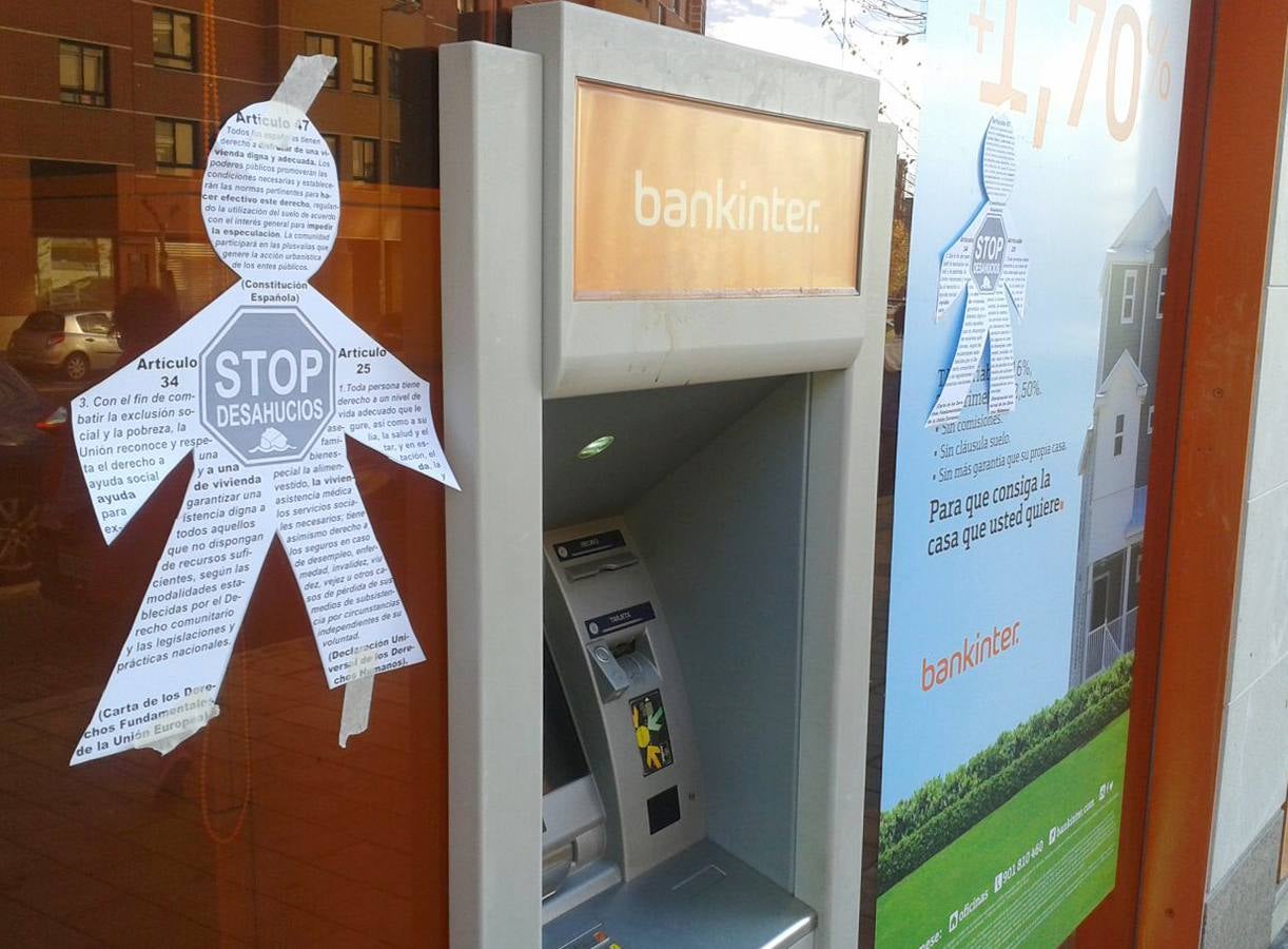 Stop Desahucios empapela los bancos de Valladolid