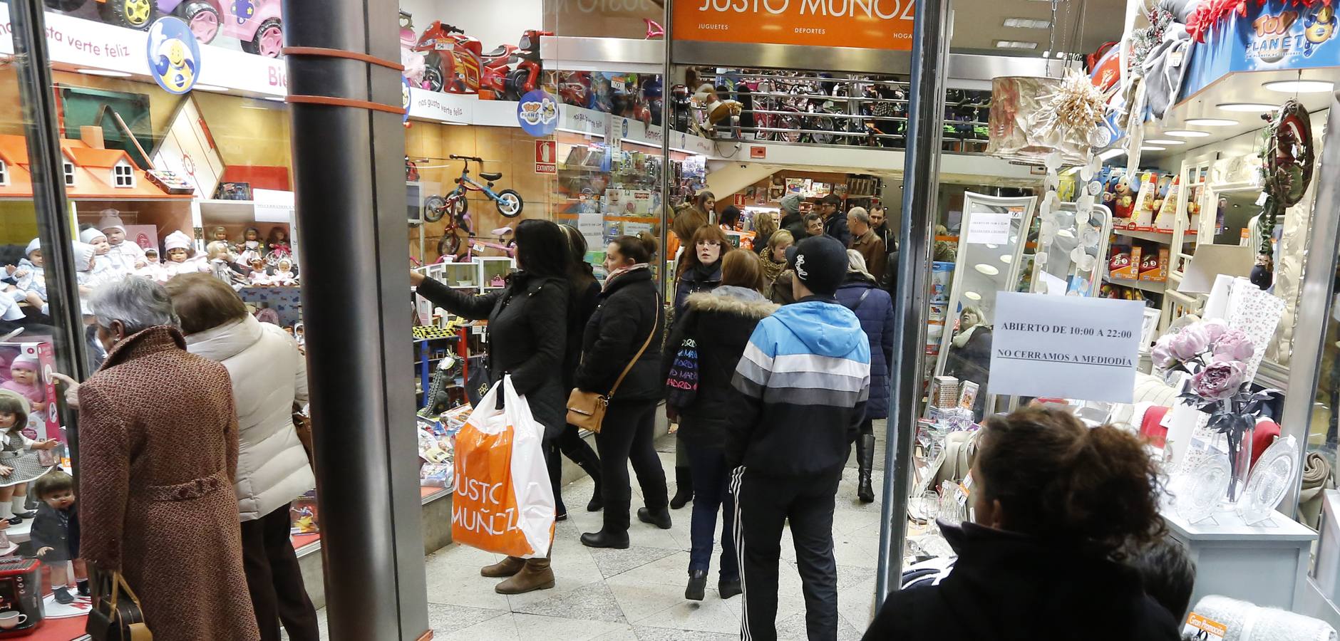 Las compras de última hora colapsan los comercios de Valladolid antes de la noche de Reyes