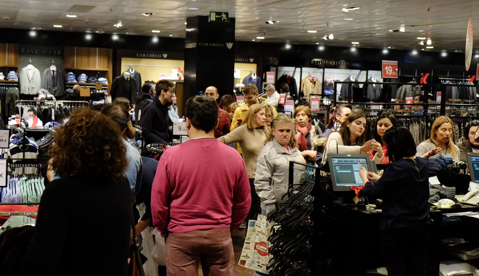 Las compras de última hora colapsan los comercios de Valladolid antes de la noche de Reyes