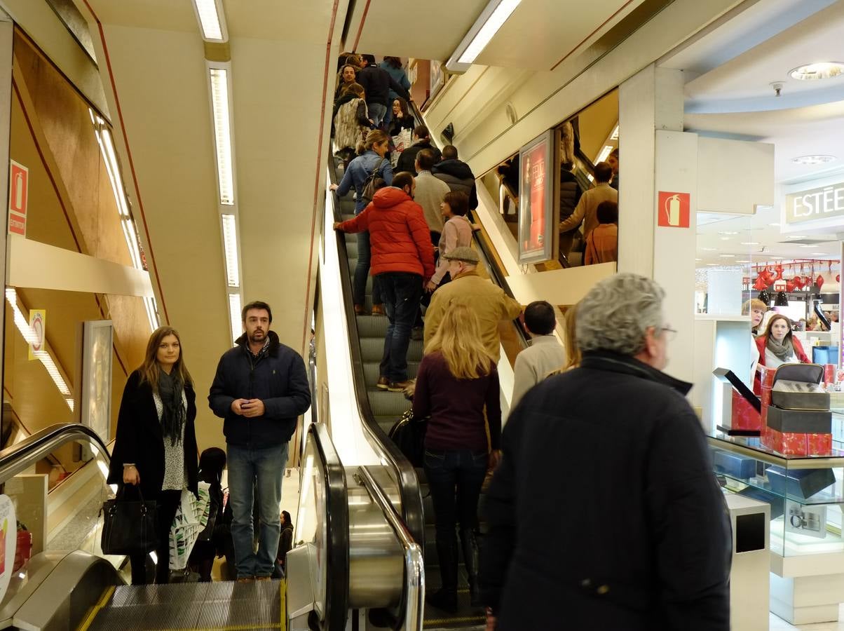 Las compras de última hora colapsan los comercios de Valladolid antes de la noche de Reyes