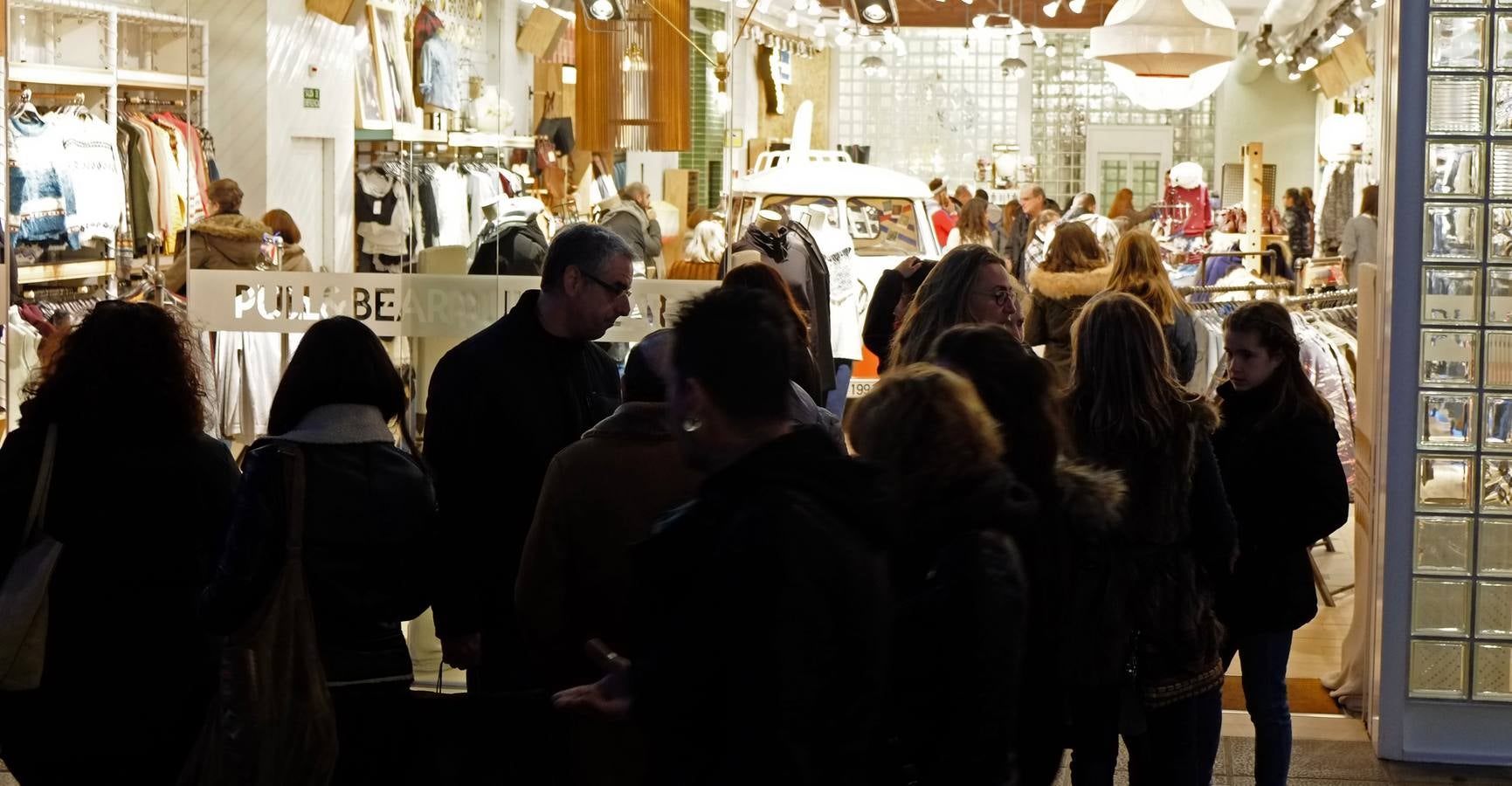 Las compras de última hora colapsan los comercios de Valladolid antes de la noche de Reyes