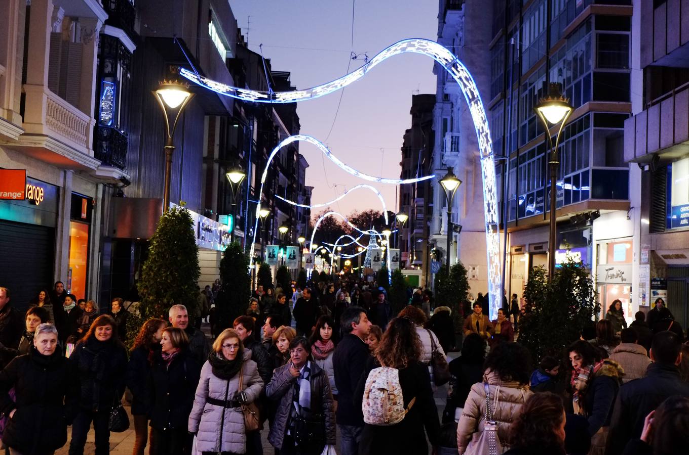 Las compras de última hora colapsan los comercios de Valladolid antes de la noche de Reyes