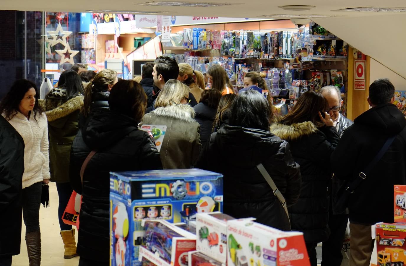 Las compras de última hora colapsan los comercios de Valladolid antes de la noche de Reyes