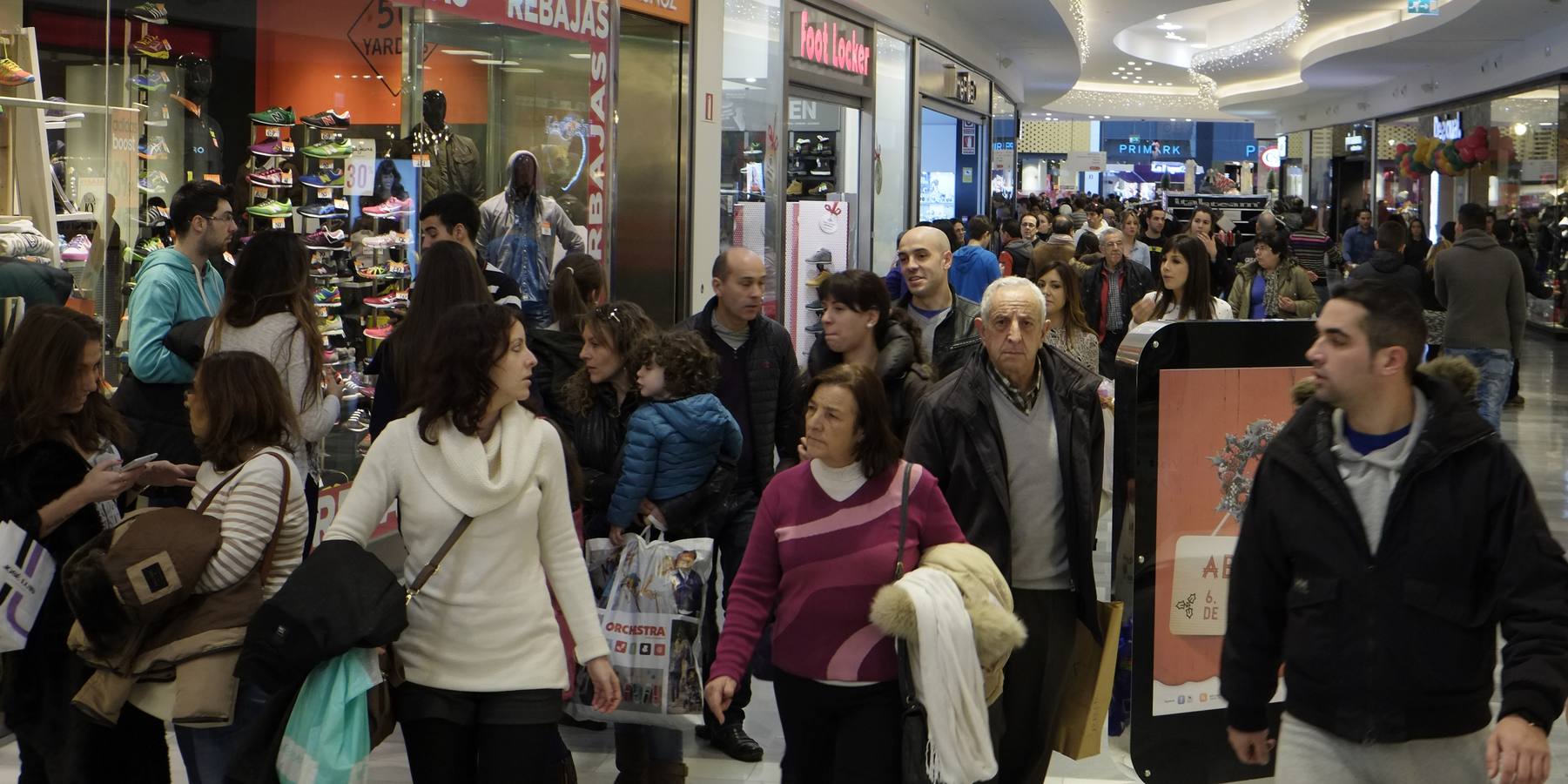 Las compras de última hora colapsan los comercios de Valladolid antes de la noche de Reyes