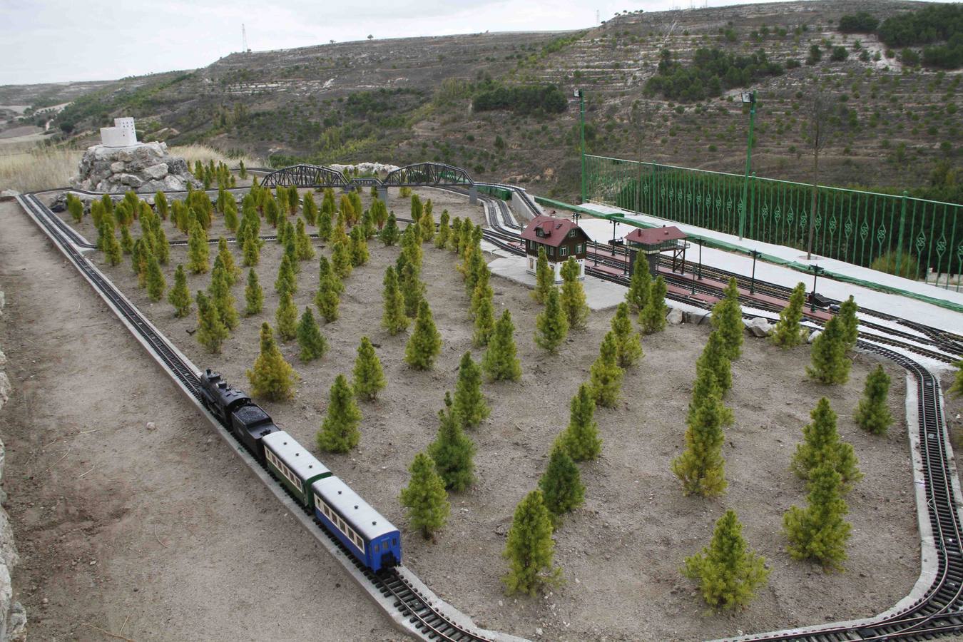 El hotel de Curiel de Duero instala una gran maqueta ferroviaria como atractivo turístico