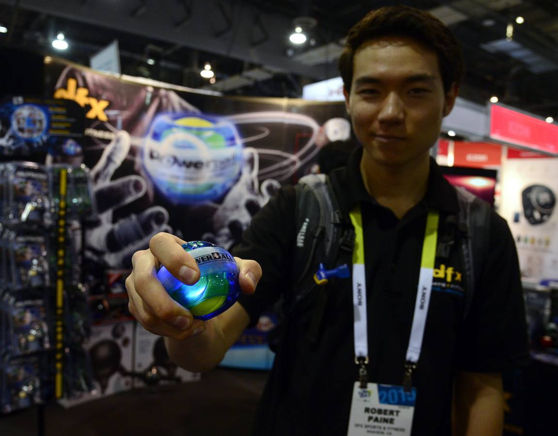 Un empleado de DFX Sports &amp; Fitness realiza una demonstración del dispositivo de ejercicio The Power Ball.