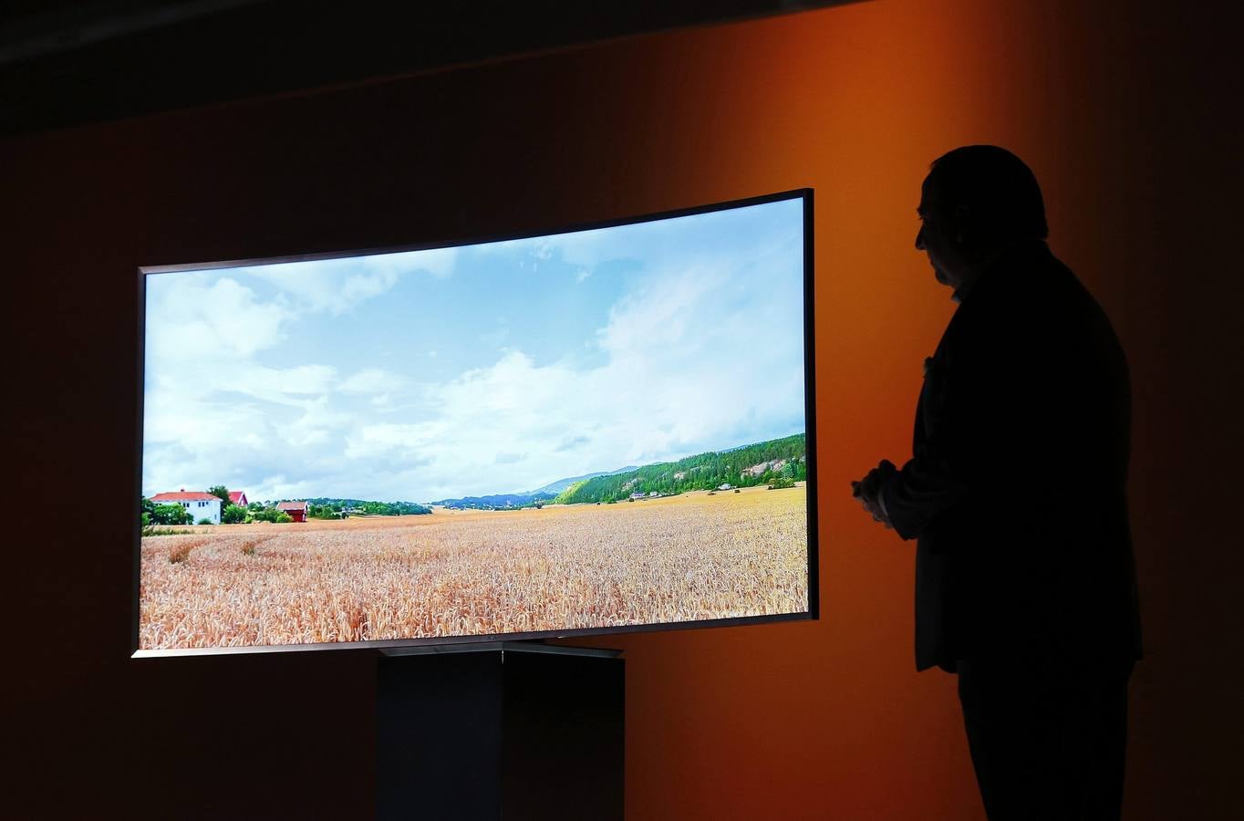 Vista de la televisión SUHD TV de Samsung Electronics Co. con Tizen OS, que puede reproducir alrededor de 1000 millones de colores.