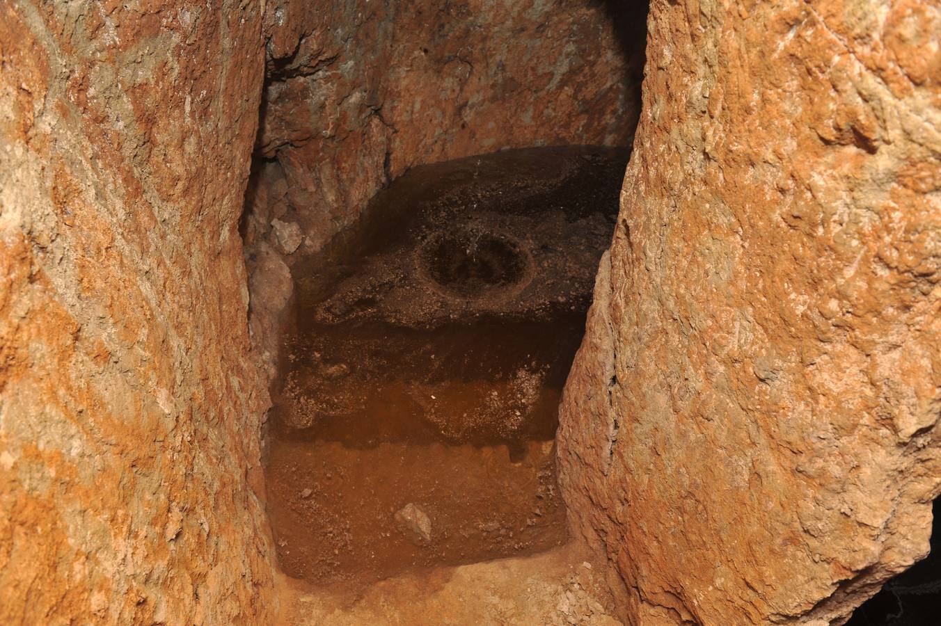 Socavón en una vinoteca de Tordesillas
