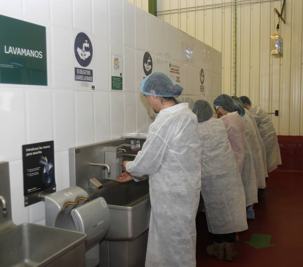 Alumnos del programa STARTinnova visitan Galletas Gullón
