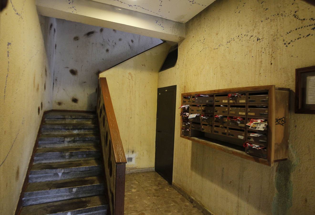 2010. Pintura y manchas realizadas en la escalera del portal del número 27 del Paseo de Farnesio donde los vecinos llevan siete años sufriendo destrozos