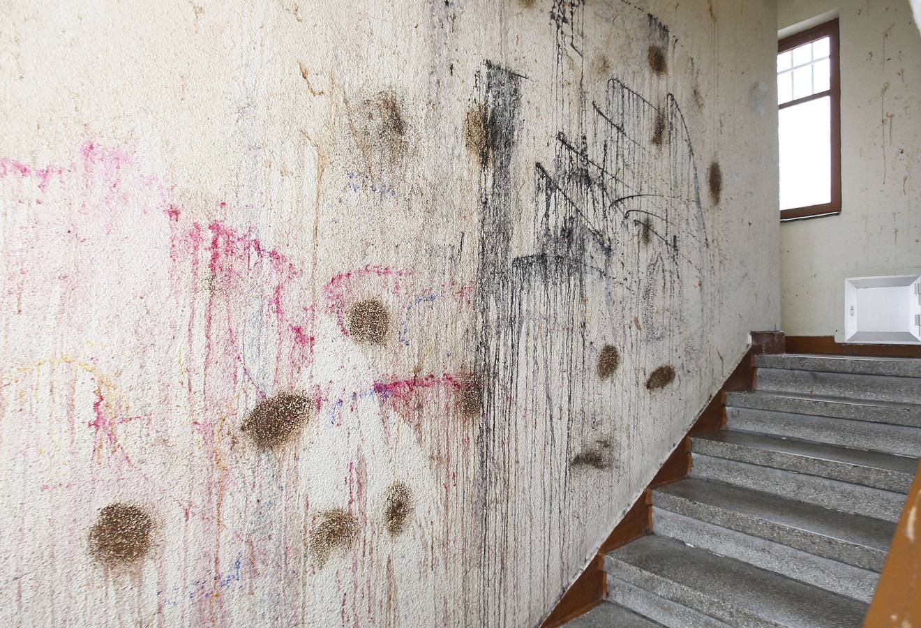 2010. Pintura y manchas realizadas en la escalera del portal del número 27 del Paseo de Farnesio donde los vecinos llevan siete años sufriendo destrozos.