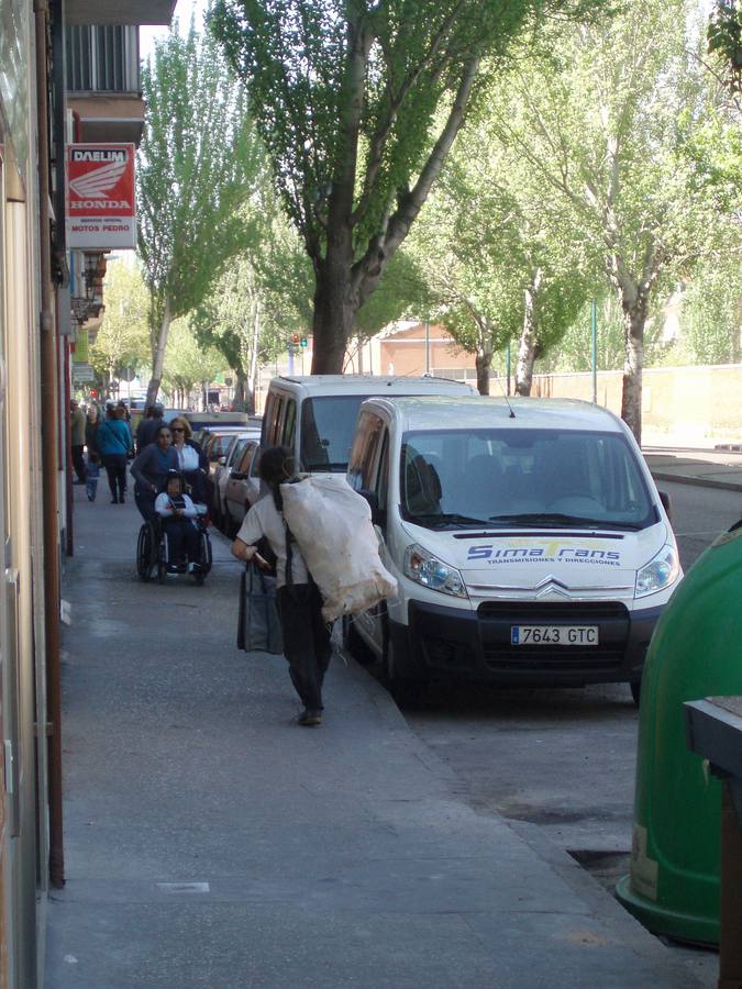 2011. El vecino que vive entre toneladas de basura, en el número 27 del Paseo de Farnesio, saca hoy sacos con desperdicios.
