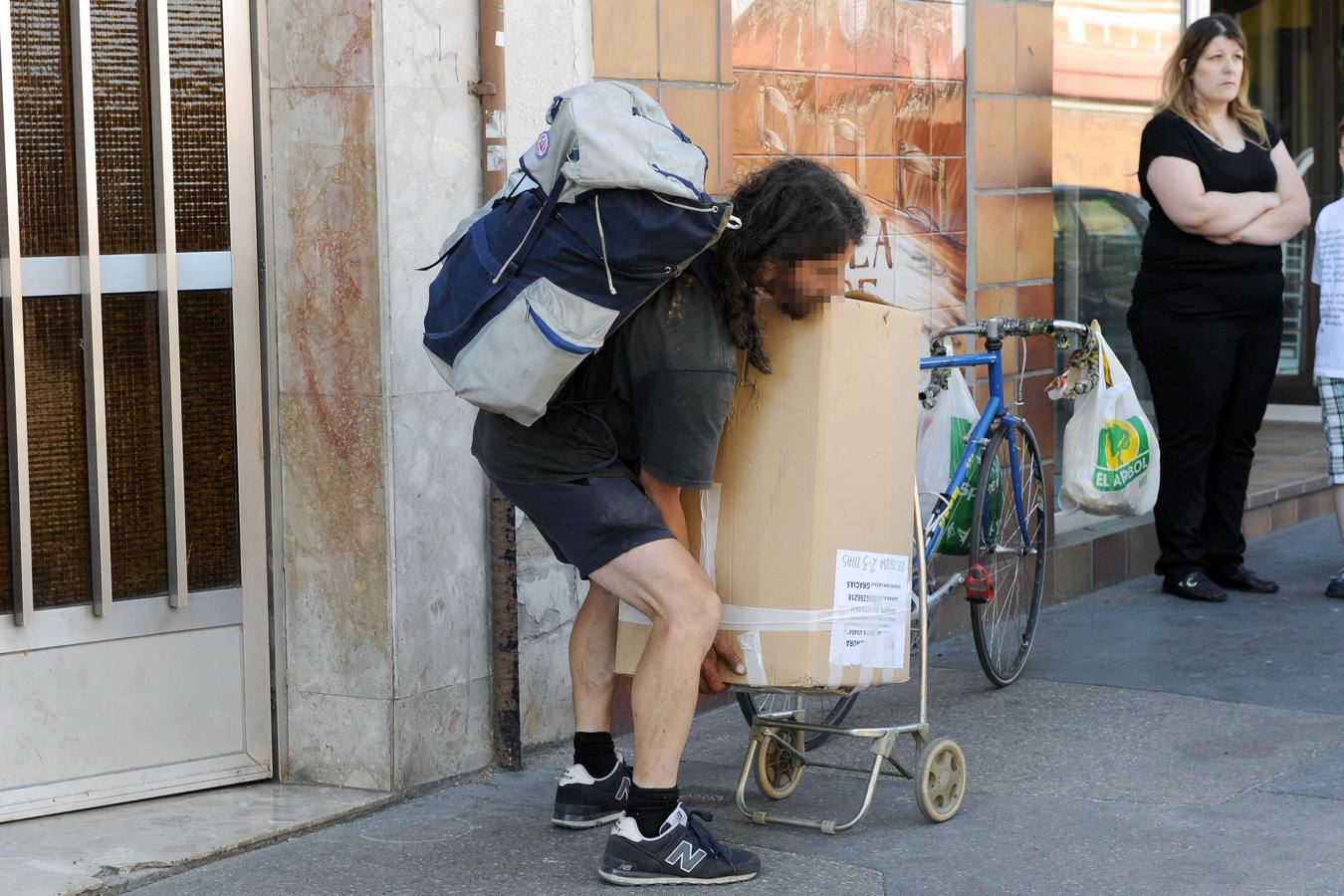 Julio 2012. El inquilno del número 27 del paseo de Farnesio sale del edificio tras ser desahuciado.