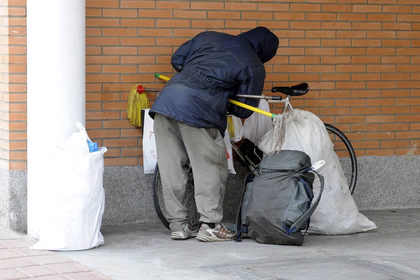 Febrero 2014. El inquilino recoge sus cosas de la Overuela durante el desahucio forzoso y se marcha en su bici hacia su casa de la Cruz Verde donde acumula toneladas de chatarra