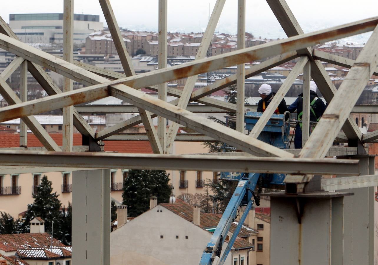 Retirada de la estructura metálica del Teatro Cervantes de Segovia