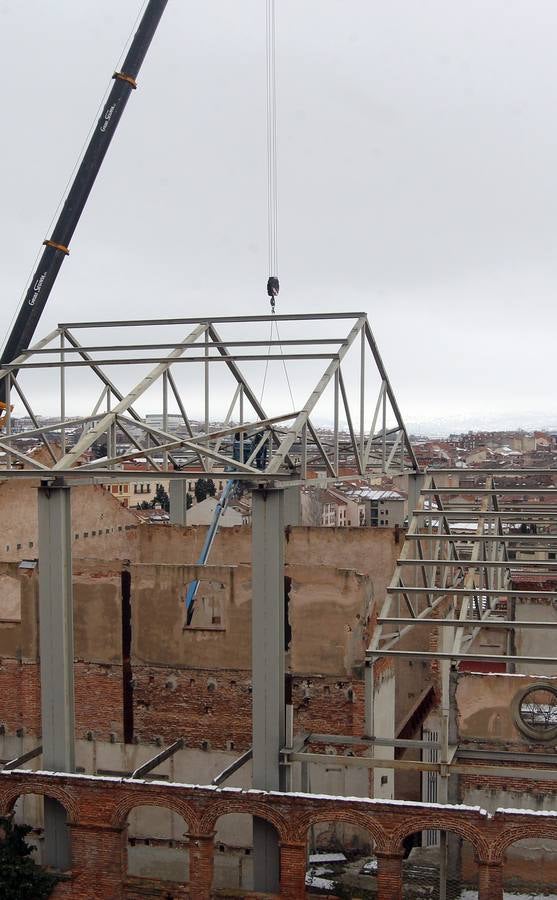 Retirada de la estructura metálica del Teatro Cervantes de Segovia