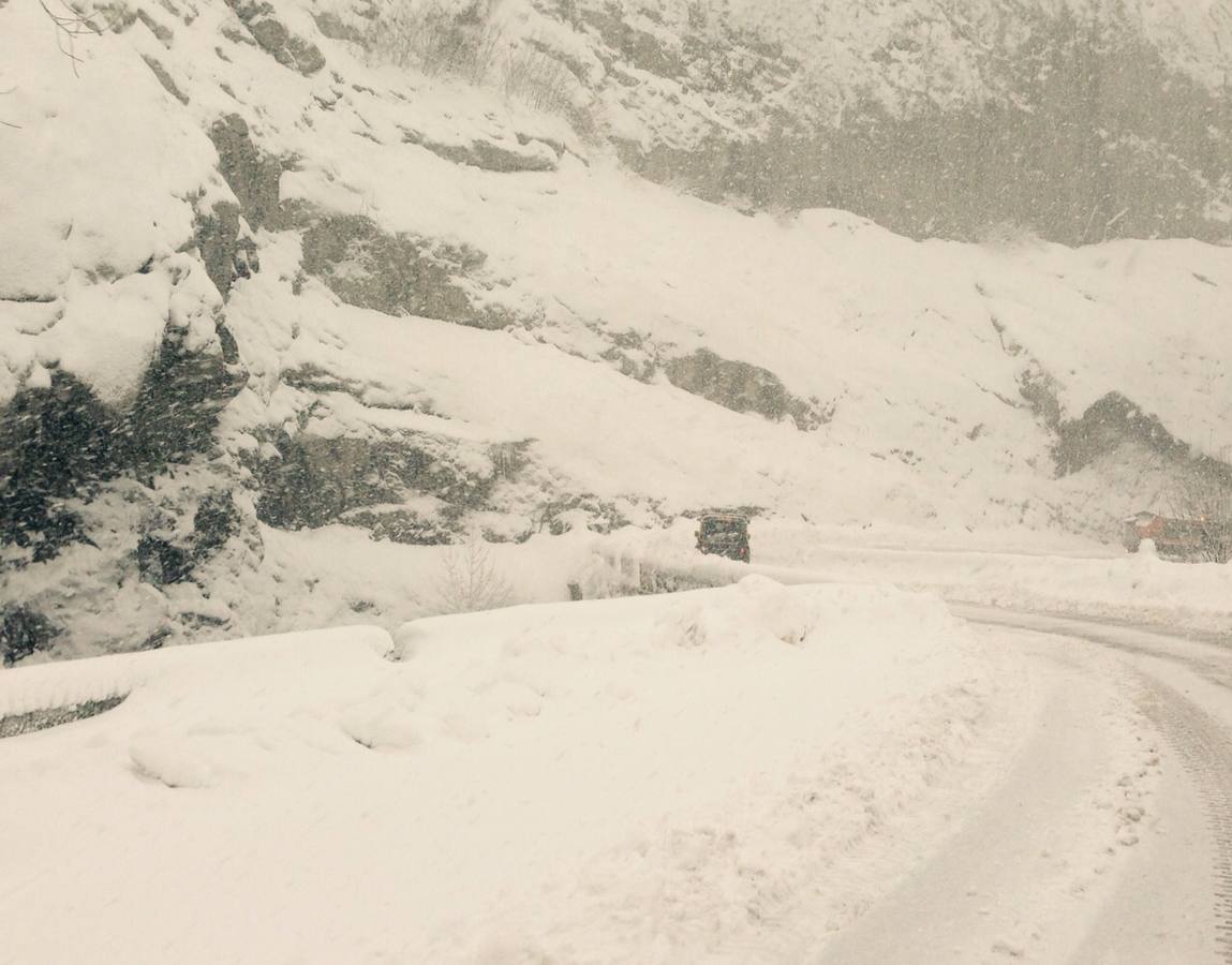 La Unidad Militar de Emergencias de León ayuda a los conductores &#039;atrapados&#039; por la nieve