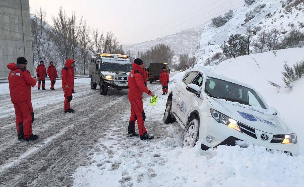 La Unidad Militar de Emergencias de León ayuda a los conductores &#039;atrapados&#039; por la nieve