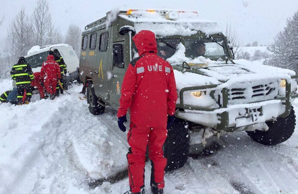 La Unidad Militar de Emergencias de León ayuda a los conductores &#039;atrapados&#039; por la nieve