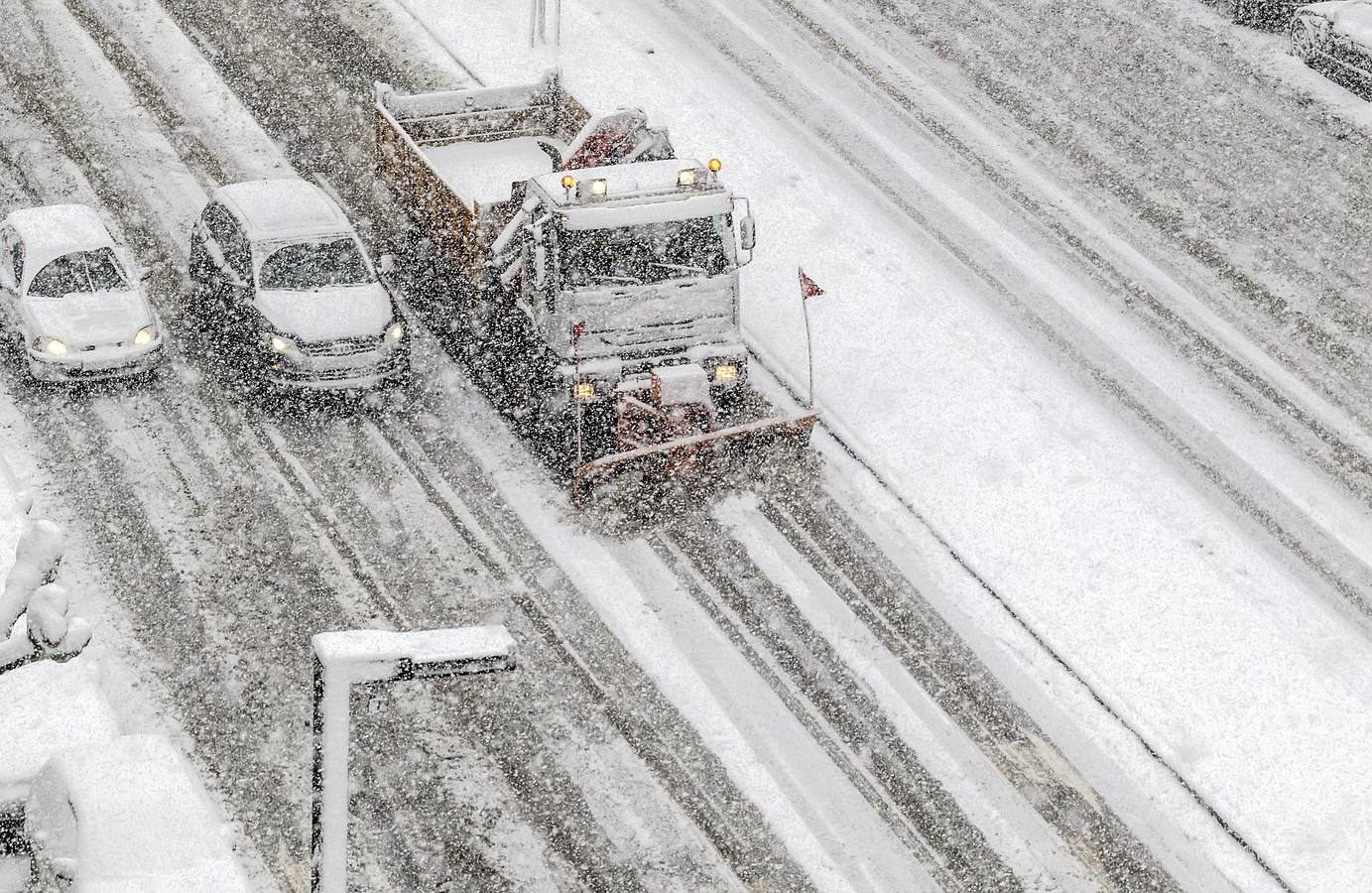 La ciudad de Burgos ha amanecido hoy cubierta por un manto de nieve de entre 10 y 15 centímetros.