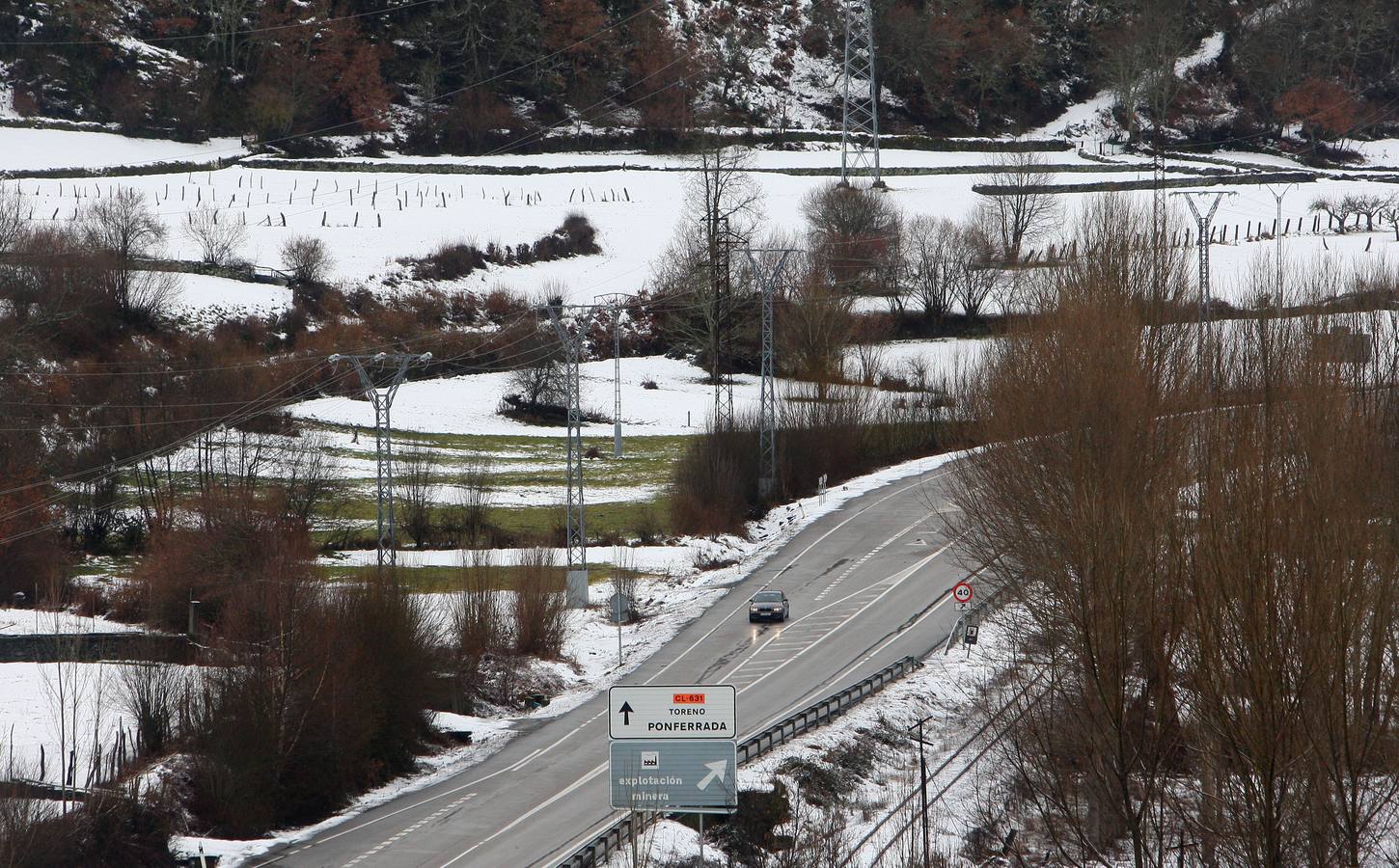 La carretera CL-631 a su paso por la localidad de Páramo del Sil (León), afectada por la nieve.