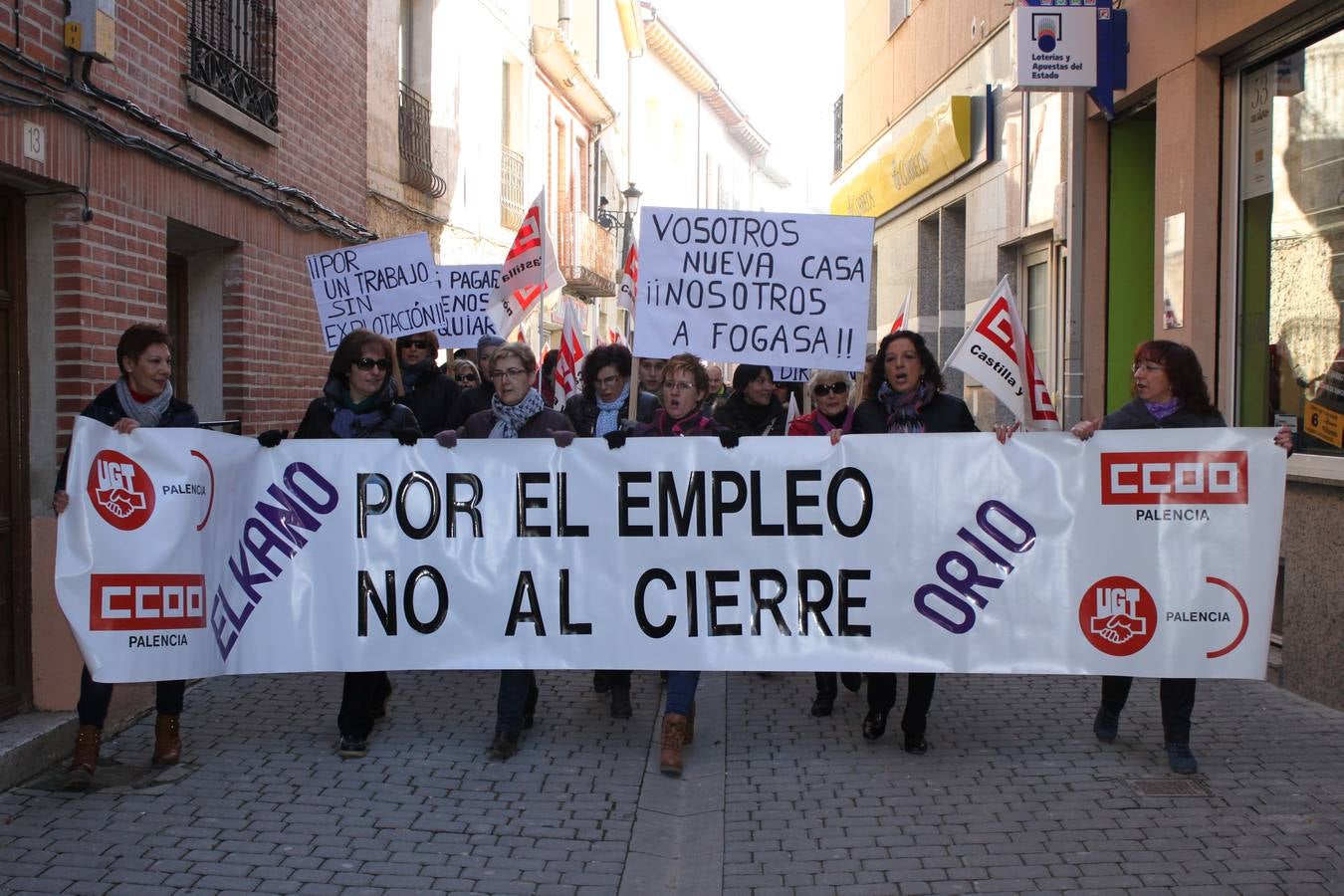 Los vecinos de Baltanás (Palencia) se manifiestan en apoyo a los trabajadores de Elkano y Orio