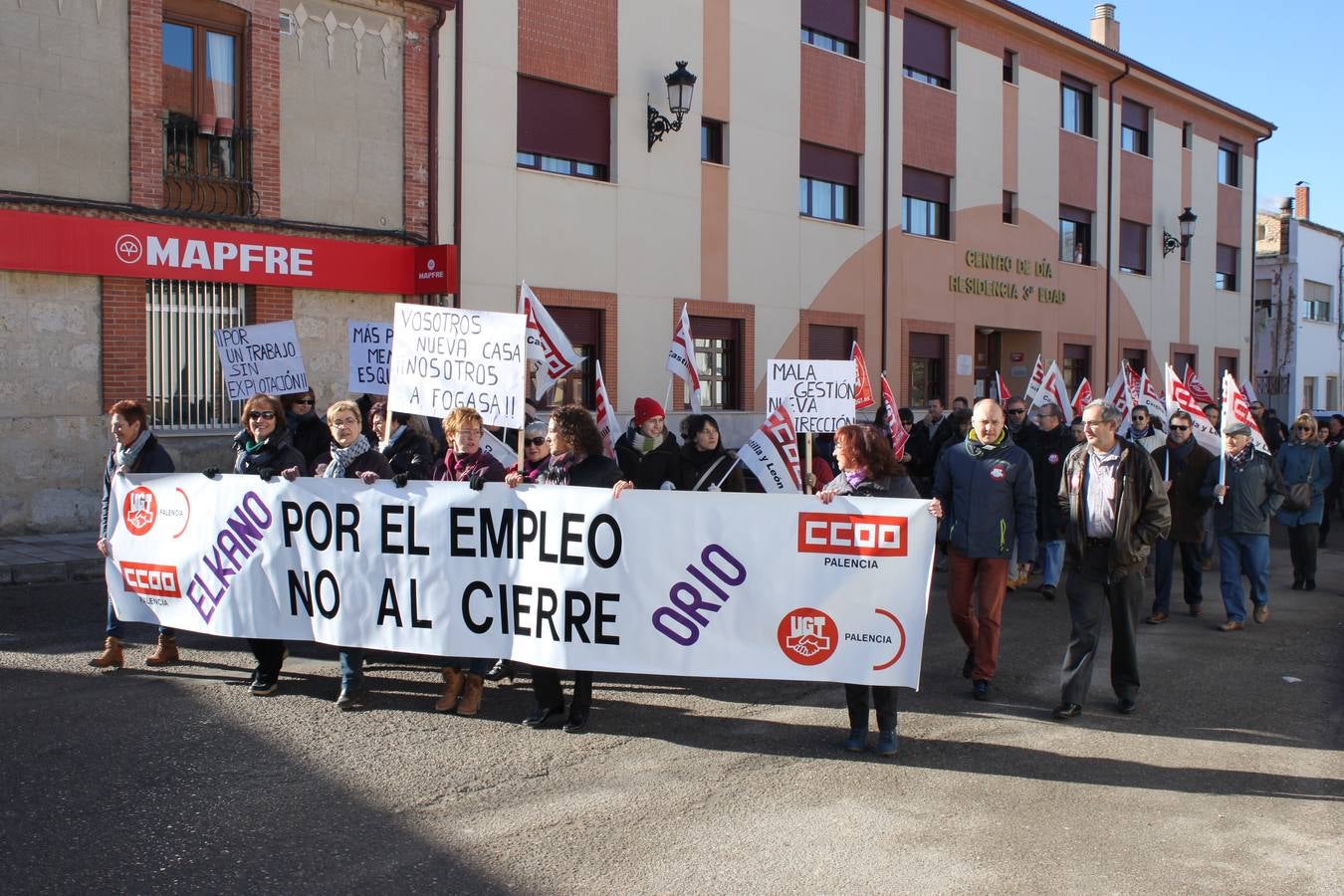 Los vecinos de Baltanás (Palencia) se manifiestan en apoyo a los trabajadores de Elkano y Orio