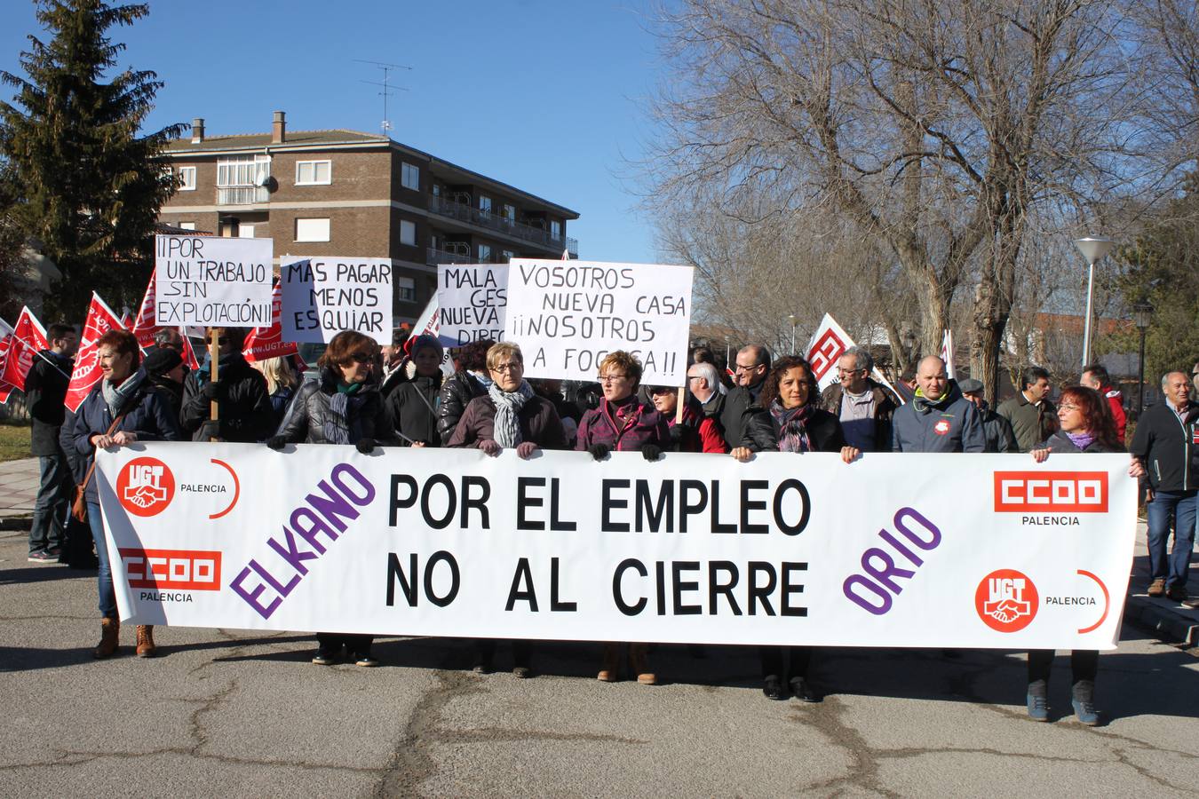 Los vecinos de Baltanás (Palencia) se manifiestan en apoyo a los trabajadores de Elkano y Orio