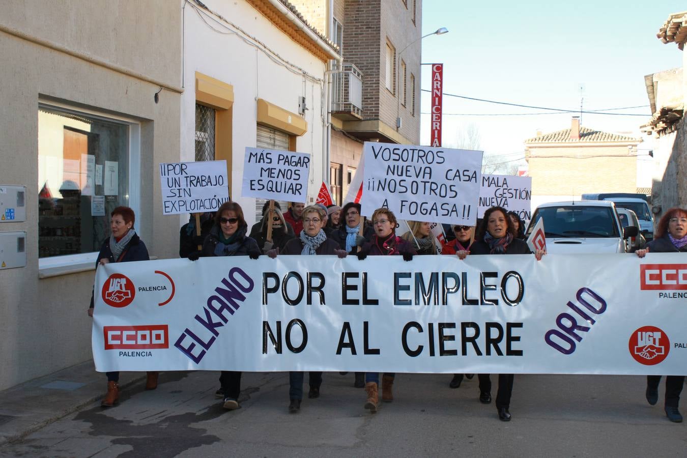 Los vecinos de Baltanás (Palencia) se manifiestan en apoyo a los trabajadores de Elkano y Orio