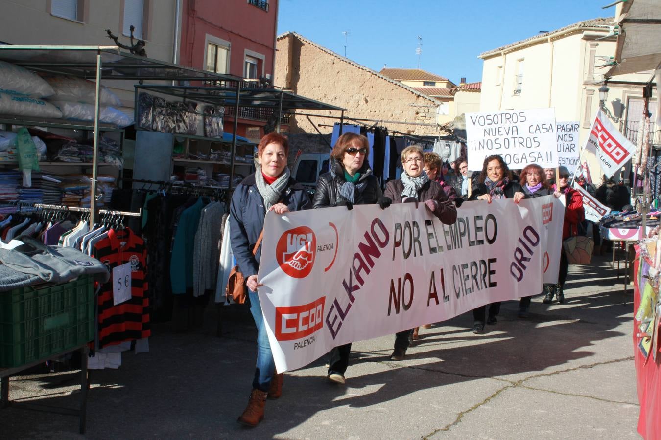 Los vecinos de Baltanás (Palencia) se manifiestan en apoyo a los trabajadores de Elkano y Orio