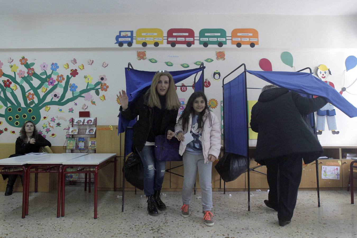 Una madre y su hija votan en un colegio electoral de Atenas.