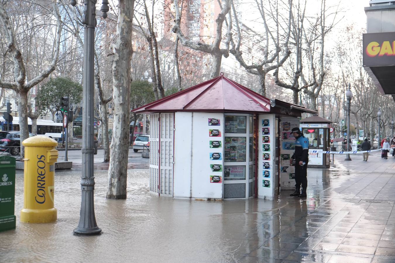 El reventón de un tubería inunda un carril del Paseo de Zorrilla