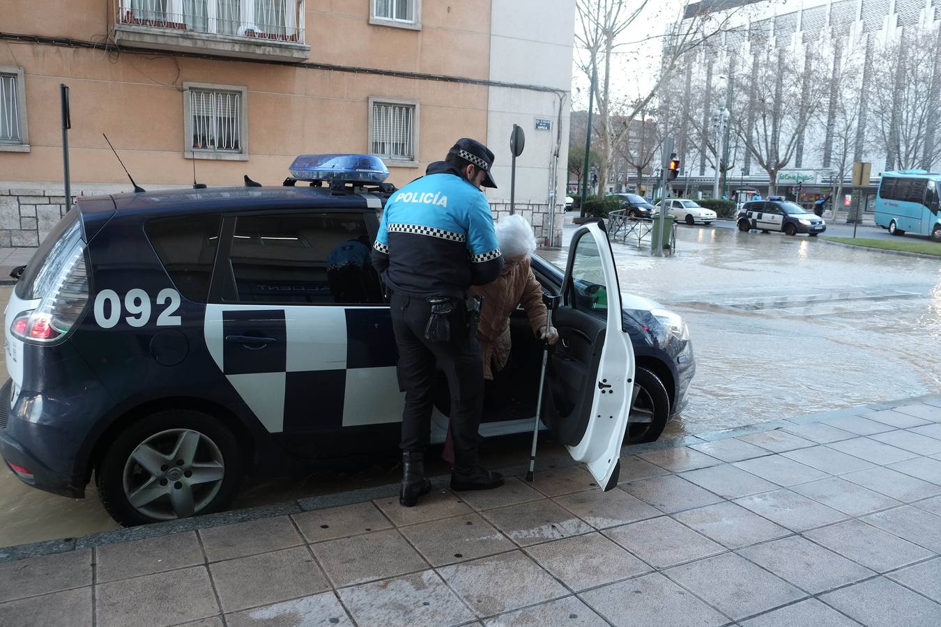 El reventón de un tubería inunda un carril del Paseo de Zorrilla