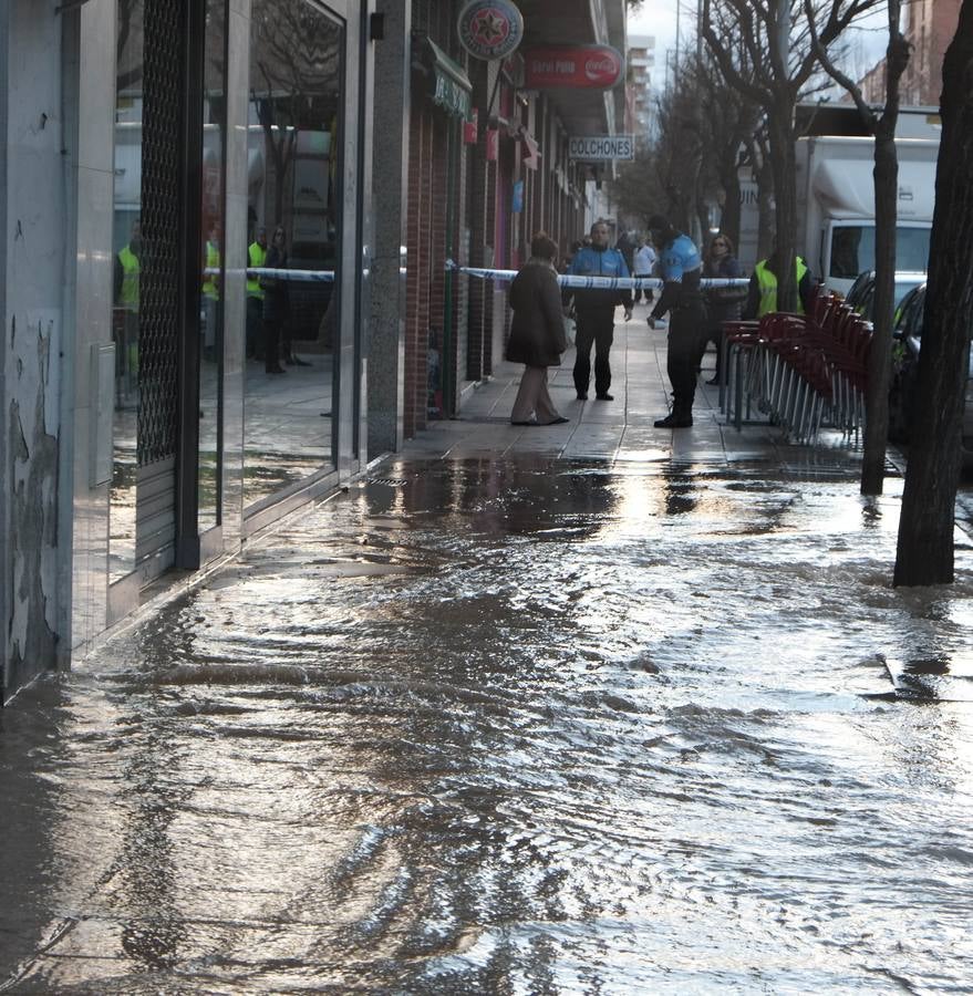 El reventón de un tubería inunda un carril del Paseo de Zorrilla