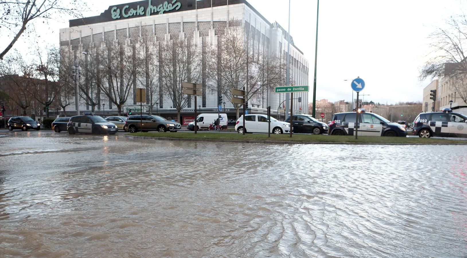 El reventón de un tubería inunda un carril del Paseo de Zorrilla