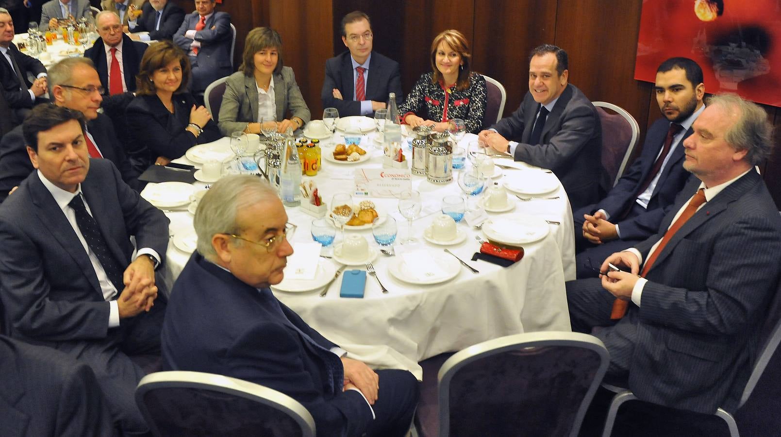 Jesús Encabo (presidente del Consejo de Cuentas); Carlos Fernández Carriedo (portavoz parlamentario del PP); José Antonio Martínez Bermejo (subdelegado del Gobierno); Begoña Hernández (viceconsejera de Economía); Charo López (El Norte); Germán Barrios (presidente del CES); Isabel Alonso (procuradora del PP); Pablo Trillo-Figueroa (delegado de la Junta); Juan Cantavella (Gullón); y José Francisco Martín (procurador del PSOE).