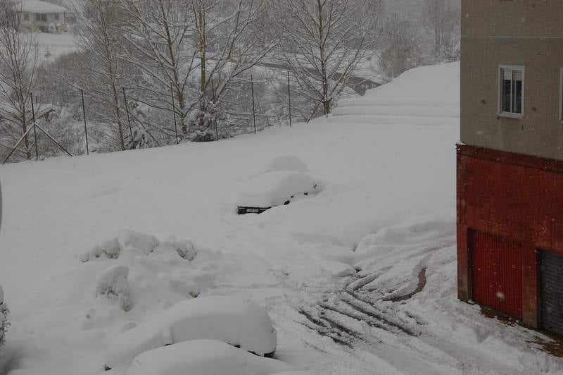 Las localidades palentinas de Aguilar de Campoo y Guardo, cubiertas por la nieve