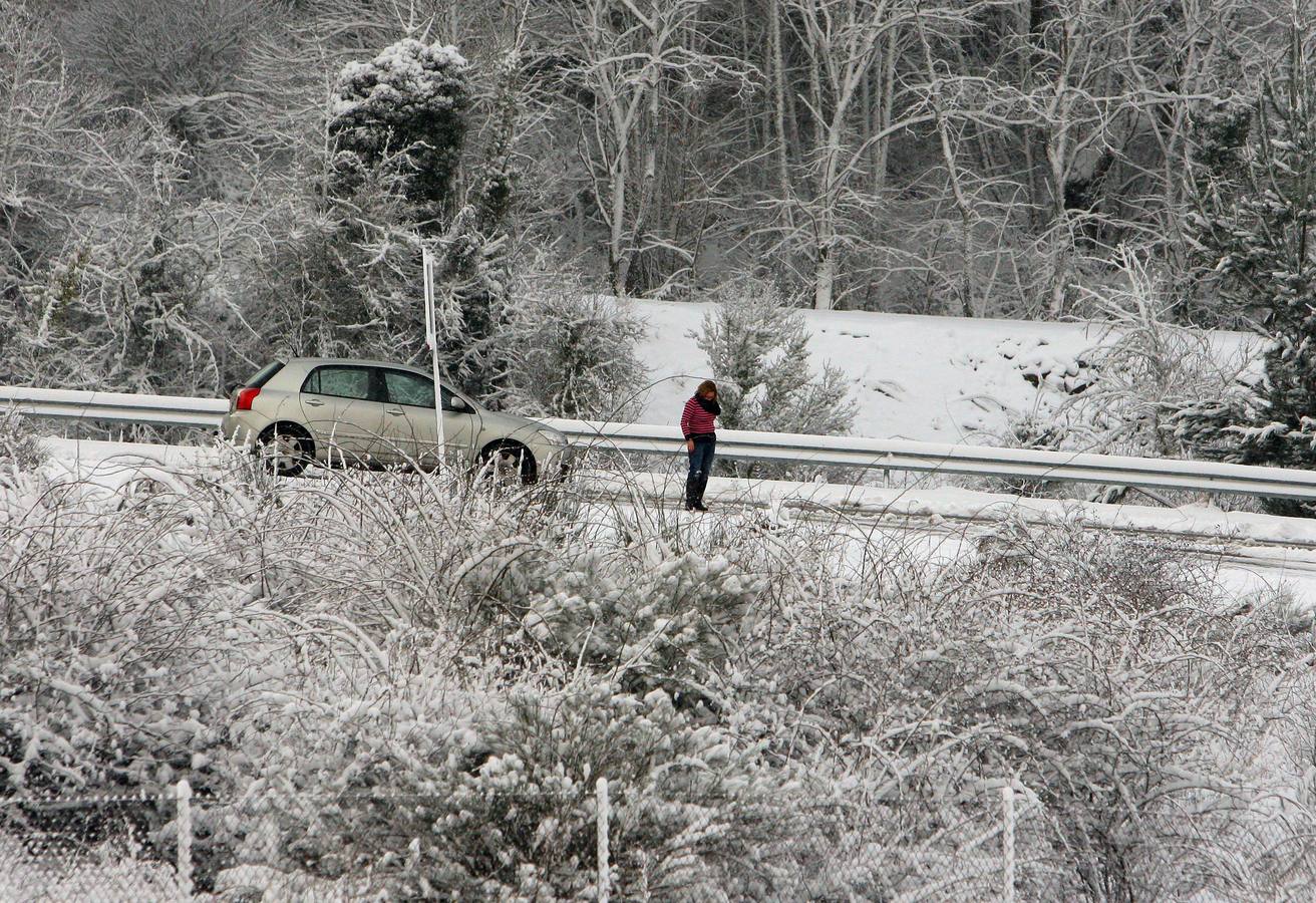 Una mujer permanece atrapada con su coche en el acceso a la carretera CL-631 en Fresnedo (León), debido al temporal de nieve